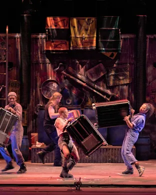 Stomp theatre performance